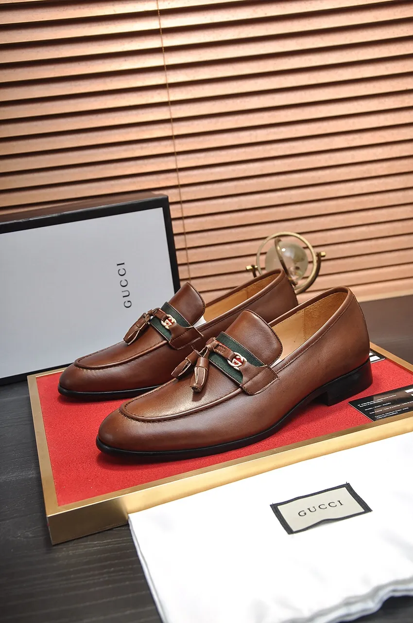 Men's shoes💰500💶Italy's top luxury men's shoe giant (GUCCI) (Gucci) (full cowhide lining) new arrival🍃Original European style🔰 Pleasant to the eye😍In order to make the shoes more durable and non-deformable🌀The production continues to follow traditional methods but there is still no lack of innovation💪Choose original sheepskin for the leather♻️ Smooth and natural And extra bright ⭐Made of imported cowhide, the first choice of rich people 38-45 (45 customized)